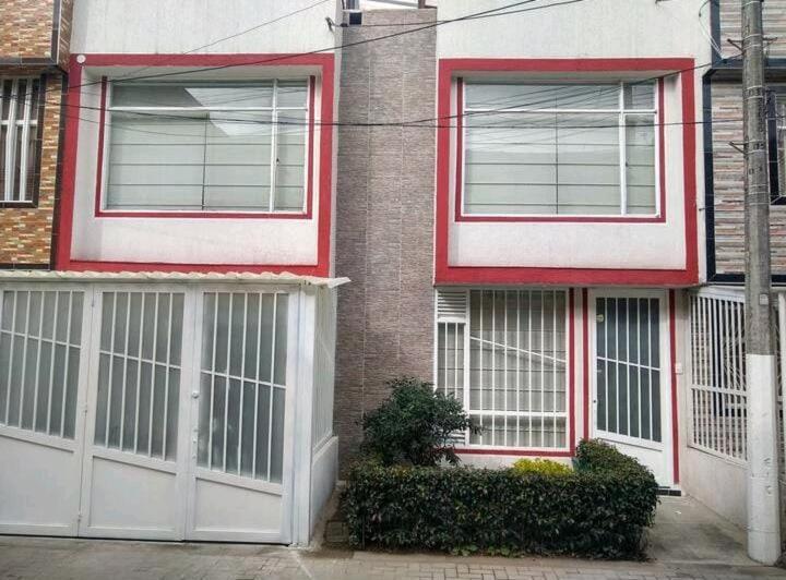 Alojamiento Cómo en CASA cerca al Aeropuerto!! Bogotá Exterior foto